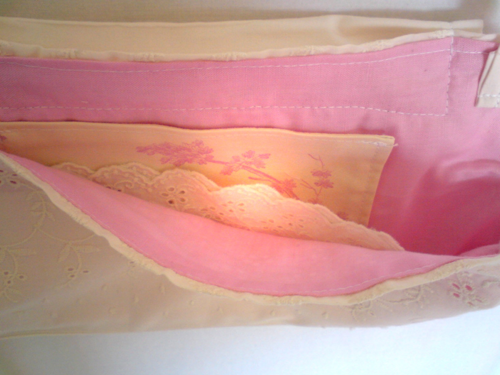 int&eacute;rieur 2 du sac en broderie anglaise